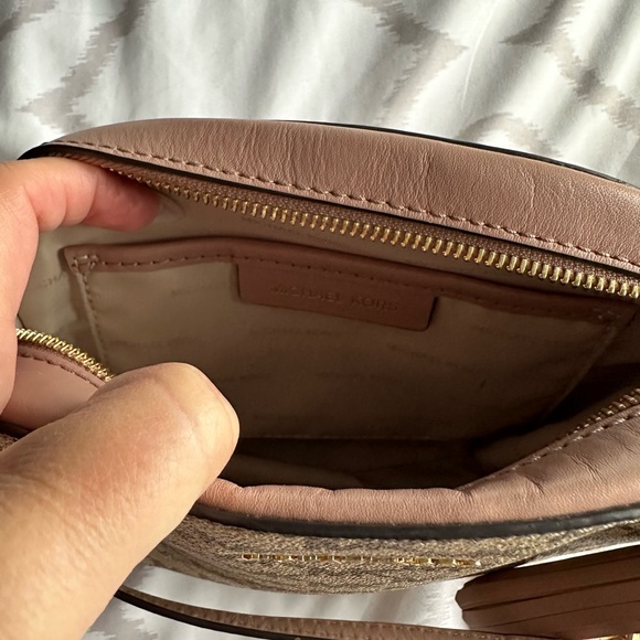 Micheal Kors Jet Set Travel Medium Bag Oval - Picture 4 of 4